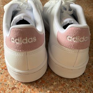 Adidas Women’s ‘Advantage’ leather tennis shoe - size 9. New with tags, unworn.